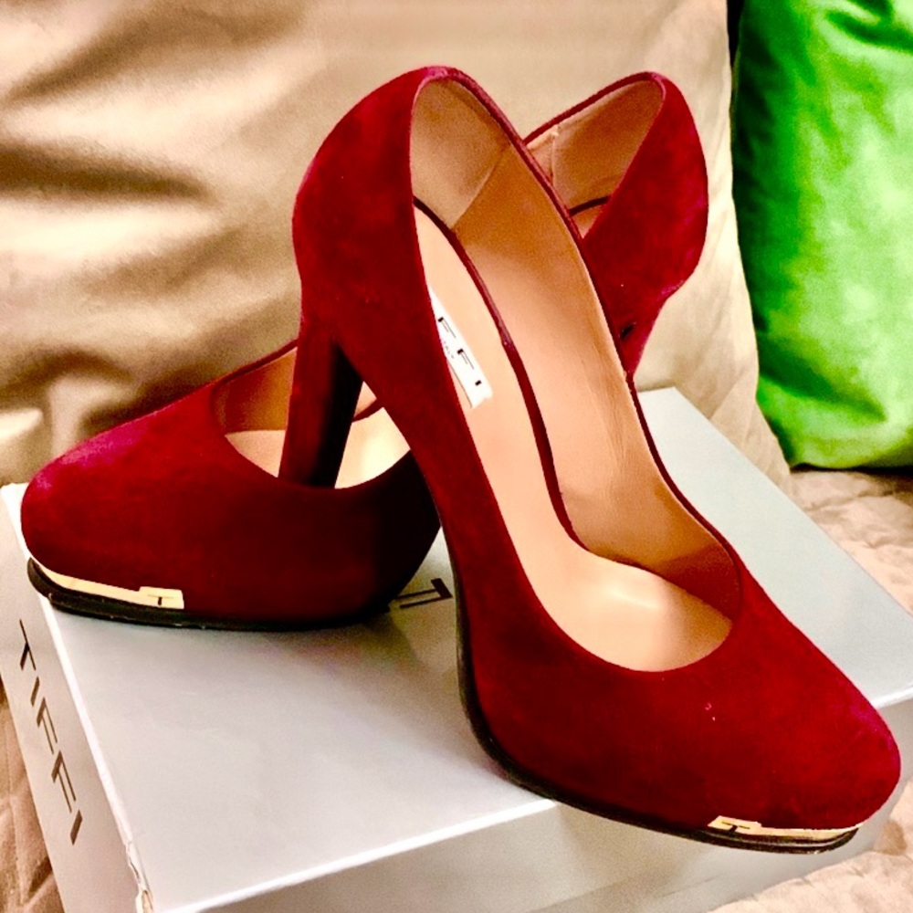 Tiffi Suede Burgundy/Red Heels LTD 
Italian design, synonymous with quality